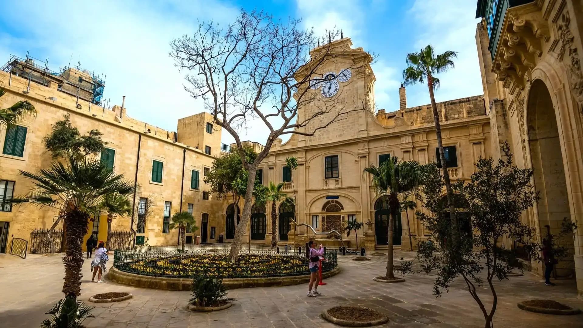 La cour du Palais des Grands Maîtres Cour-jardin du Palais des Grands Maîtres