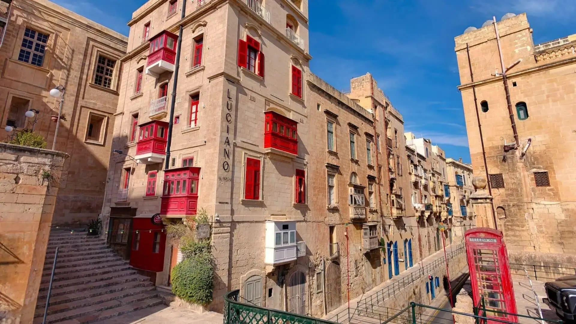 Les balcons de La Valette Façades et gallariji colorées typiques de La Valette