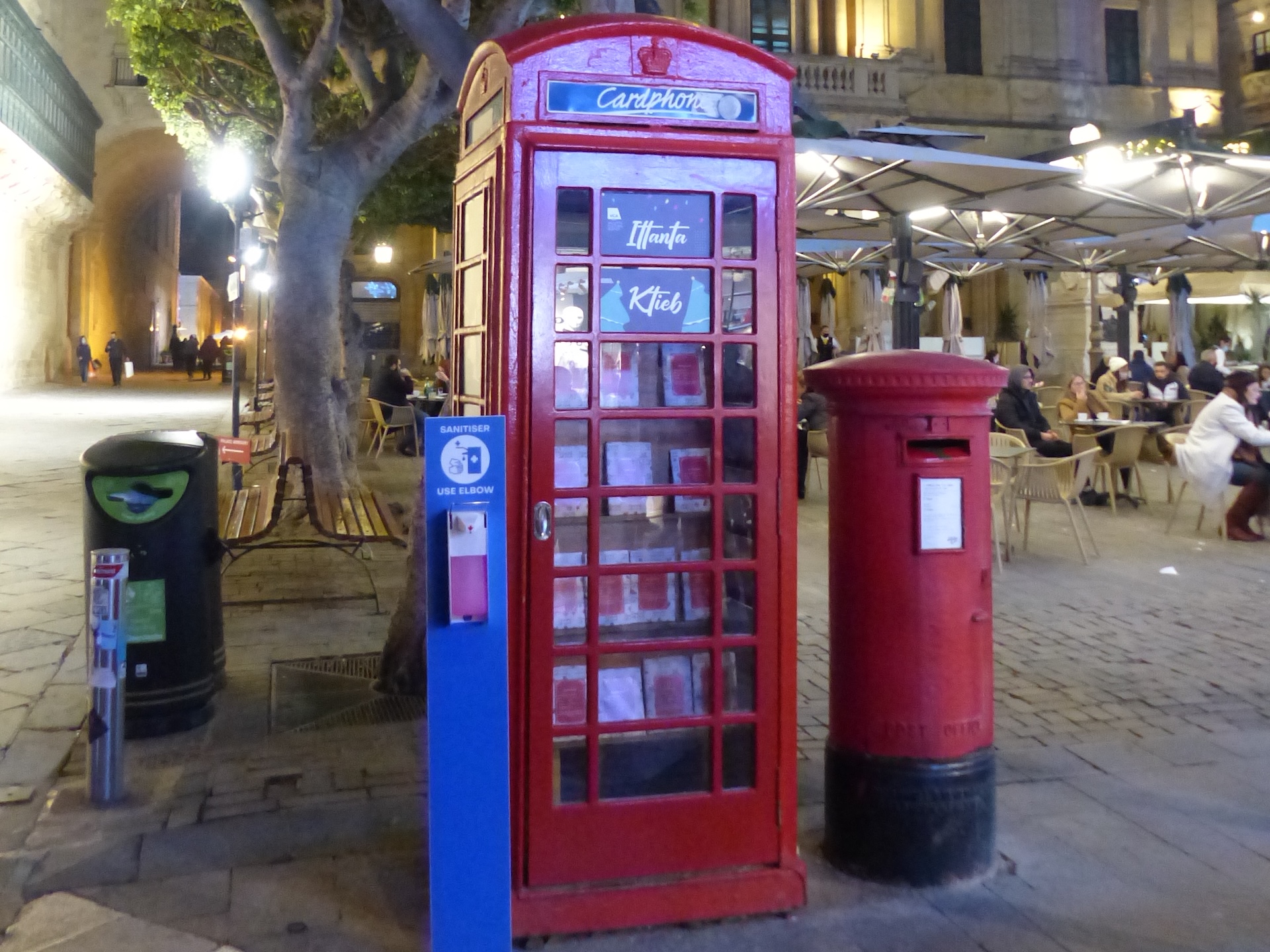 Cabina telefonica a La Valletta Cabina telefonica inglese rossa trasformata in una libreria a La Valletta