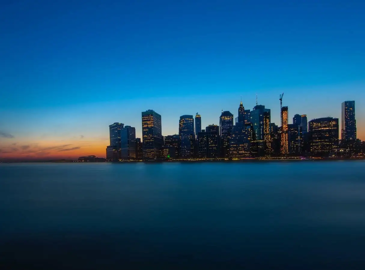 Edificios de Nueva York de noche, EE. UU.