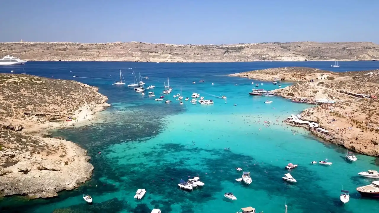 Vista del Blue Lagoon di Malta dal cielo