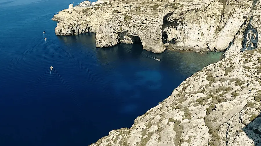 Vue de l'arche de Blue Grotto depuis les falaises