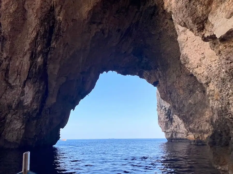 Vue à l'intérieur de la Grotte Bleue de Malte