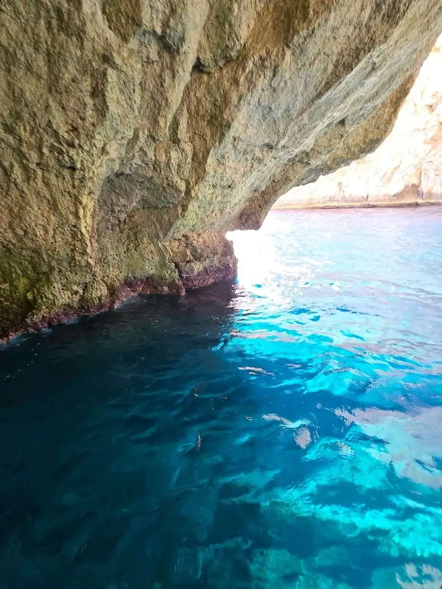 Couleur de l'eau cristalline de la Grotte Bleue de Malte