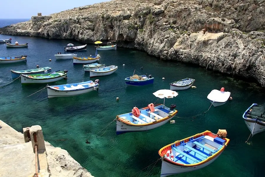 Petit port avec des bateaux pour Blue Grotto