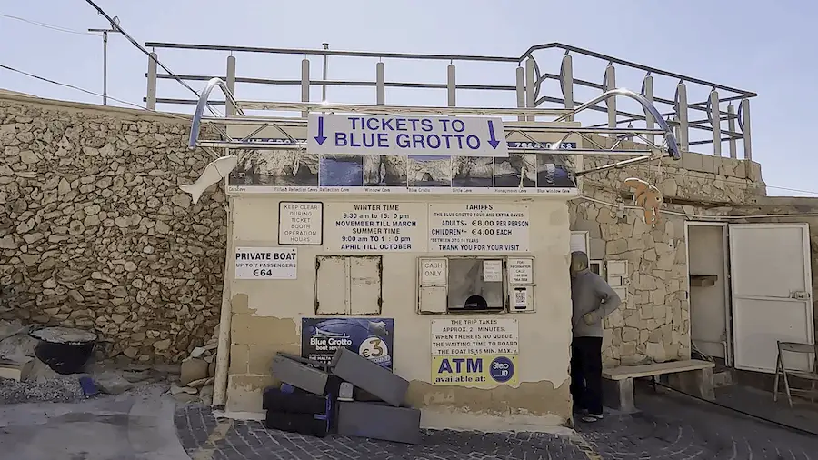 Stand de vente de tickets pour la Grotte Bleue de Malte