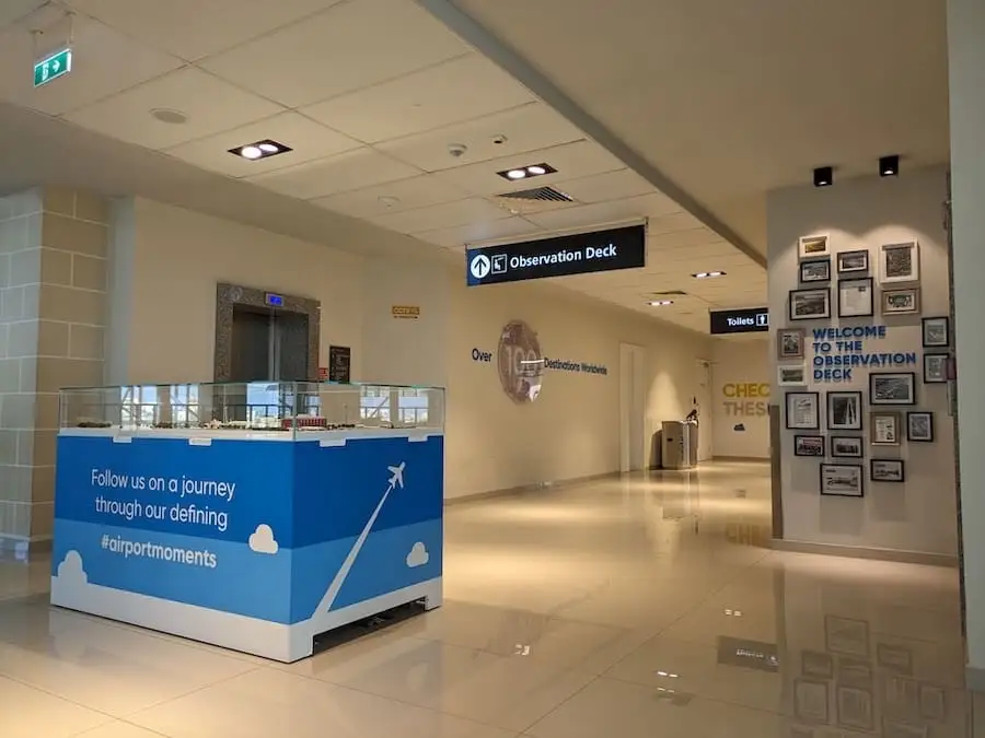 Couloir avec une maquette de l'aéroport de Malte