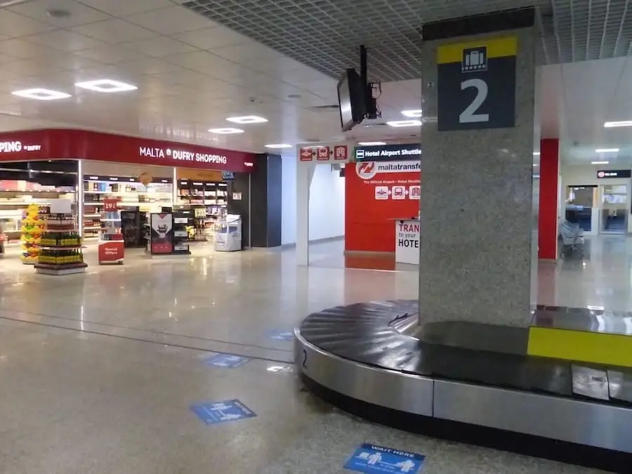 Tapis roulant pour l'arrivée des valises à l'aéroport de Malte