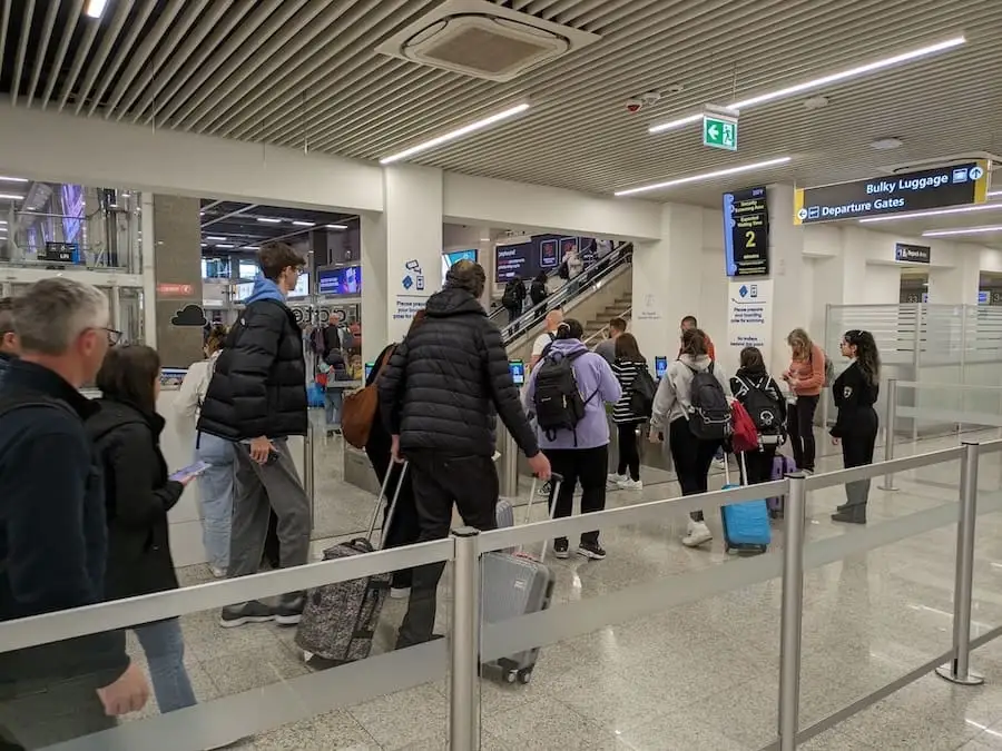 Ligne de voyageurs au départ de l'aéroport de Malte