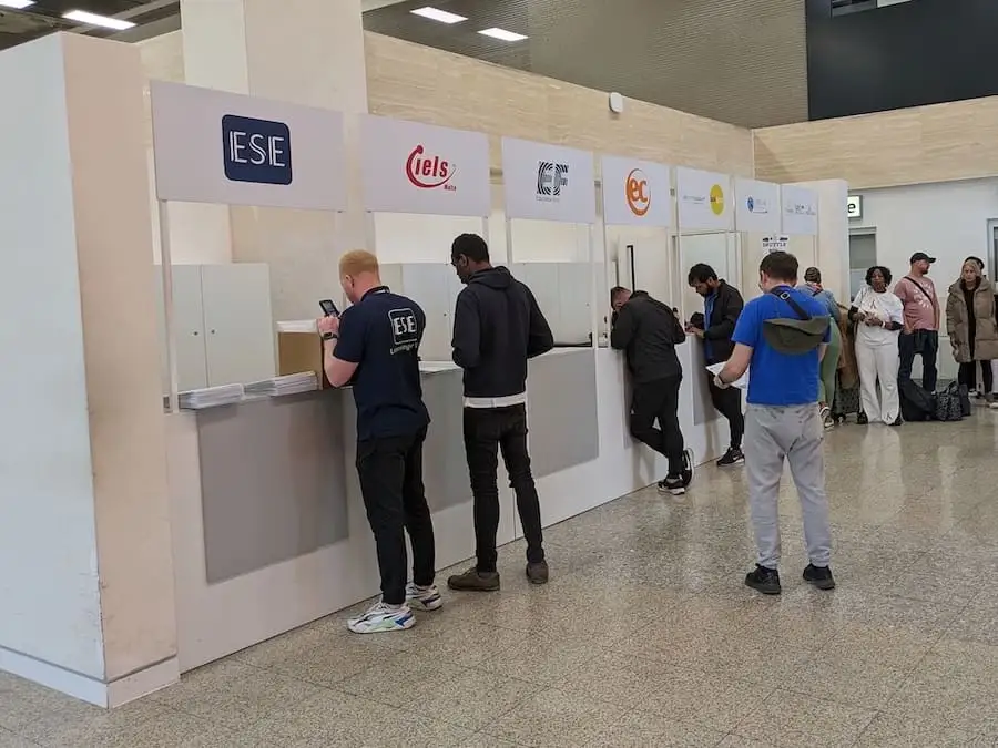 Stands des écoles d'anglais dans l'aéroport de Malte