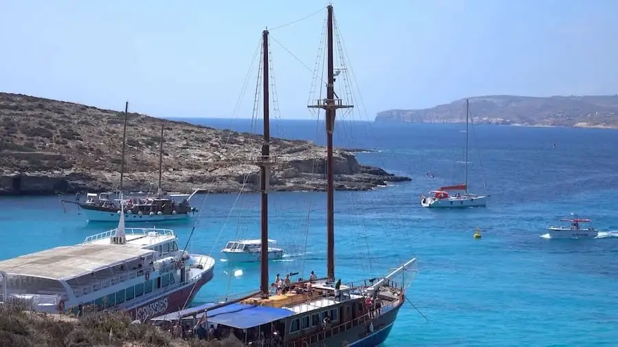 Plusieurs bateaux dans le Blue Lagoon de Malte