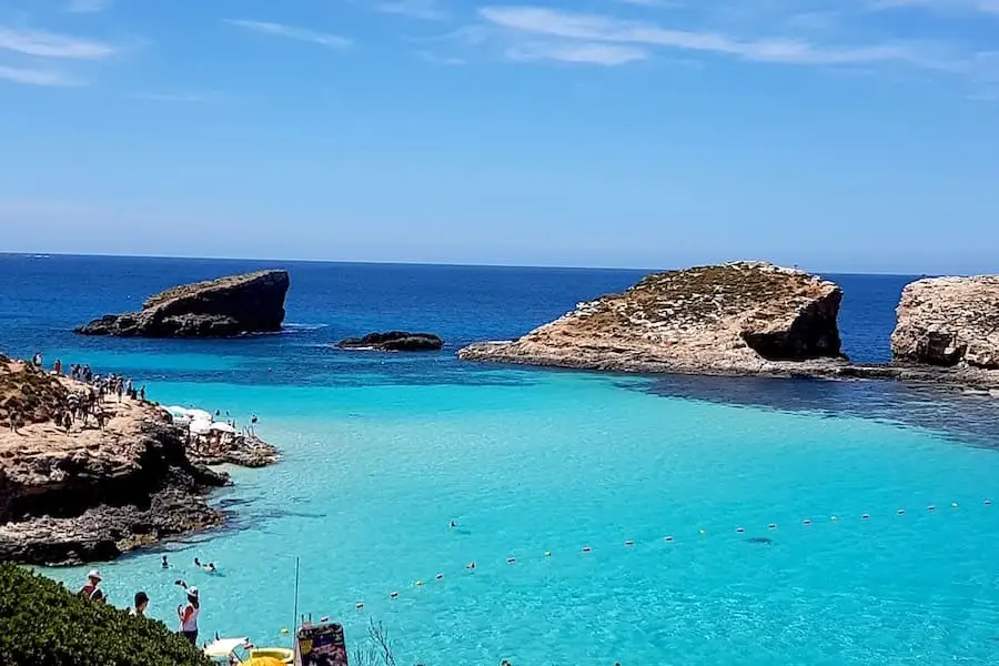 Vue du Lagon Bleu de Malte avec une eau bleu turquoise