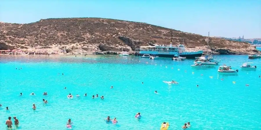 Blue lagoon avec des nageurs et eau turquoise