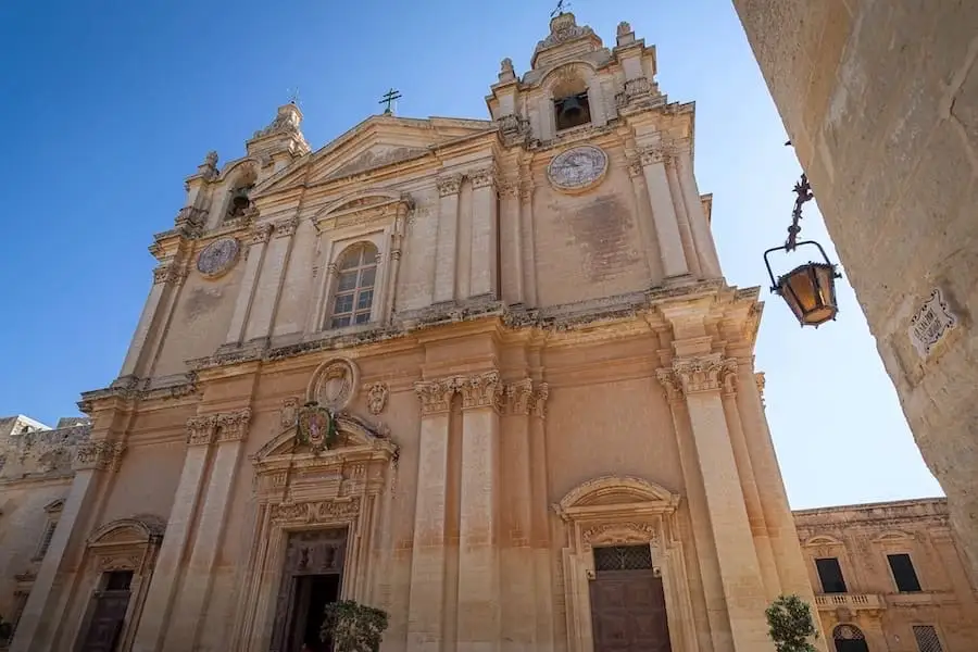 La façade de la cathédrale Saint-Paul