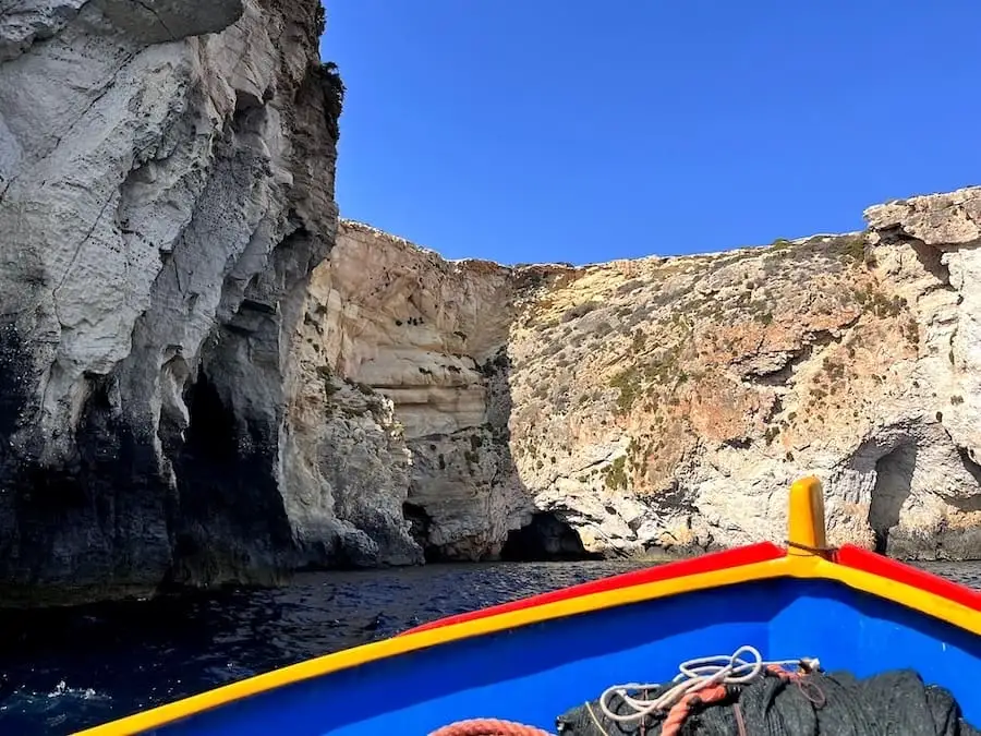 Avant d'un bateau Luzzu devant les grottes de la Blue Grotto