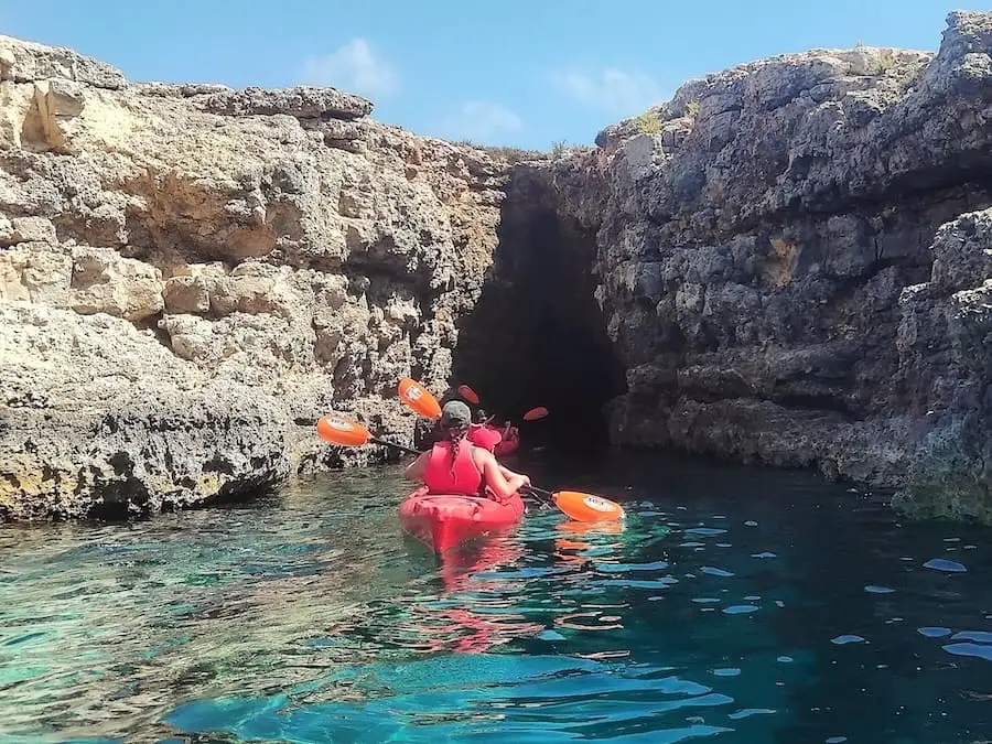 Deux kayaks entrant dans une grotte à Malte