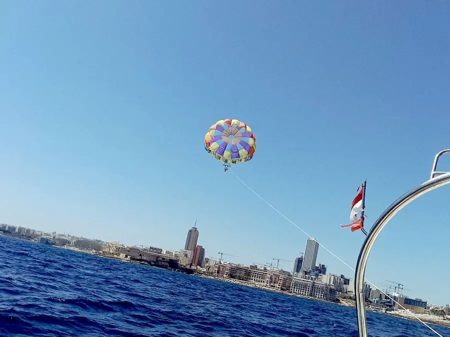 Deux personnes en parachute ascensionnel à Malte