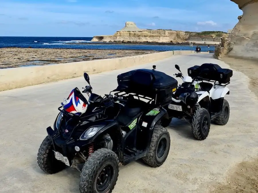 Deux quads face aux salines de Gozo